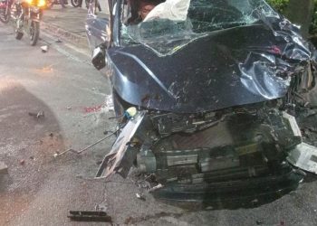 Grave acidente deixa três feridos e destrói carro em Manaus