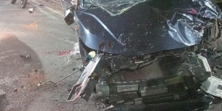 Grave acidente deixa três feridos e destrói carro em Manaus