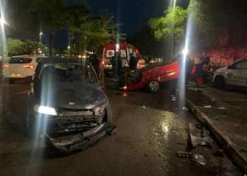 Acidente entre veículos quase atinge pedestres na avenida Manaus 2000