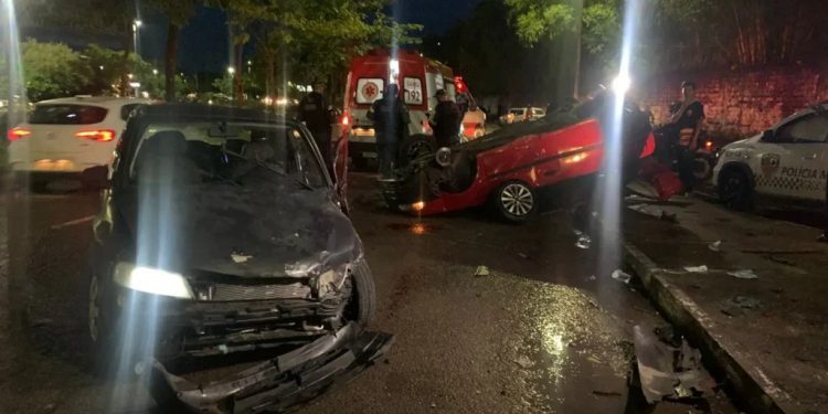 Acidente entre veículos quase atinge pedestres na avenida Manaus 2000
