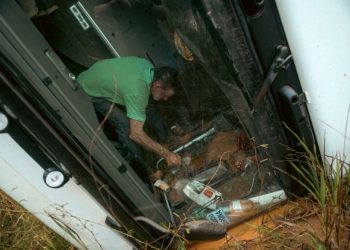 VÍDEOS: carreta vinda de Goiás com destino a Manaus tomba na BR-319