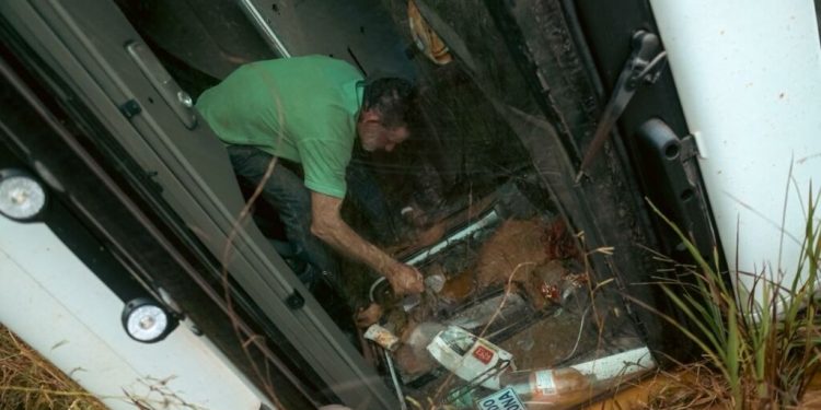 VÍDEOS: carreta vinda de Goiás com destino a Manaus tomba na BR-319