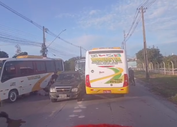 VÍDEO: motociclista morre ao ser arremessado para baixo de ônibus