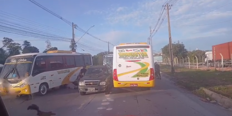 VÍDEO: motociclista morre ao ser arremessado para baixo de ônibus