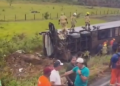 Ônibus que saiu de Manaus tomba na BR-174 e deixa feridos em Caracaraí
