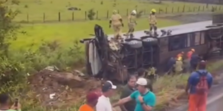 Ônibus que saiu de Manaus tomba na BR-174 e deixa feridos em Caracaraí