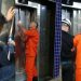 VÍDEO: adolescentes ficam presos em elevador de passarela em Manaus