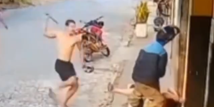 VÍDEO: homem tenta matar ex-mulher e acaba morto com golpe de barra de ferro