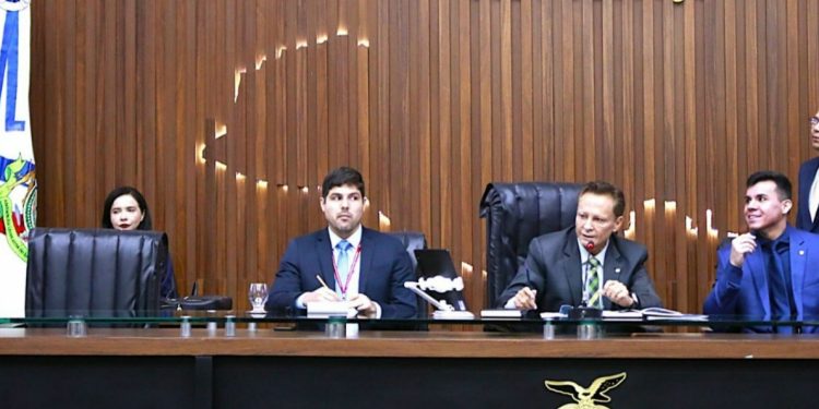 Roberto Cidade sanciona 30 novas leis aprovadas pela ALEAM