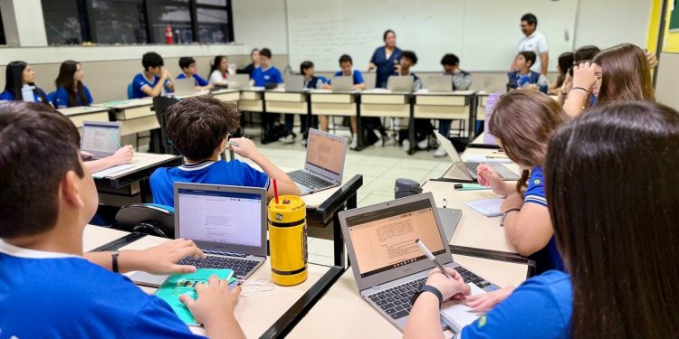 Equilíbrio entre telas e saúde mental desafia rotina escolar em Manaus