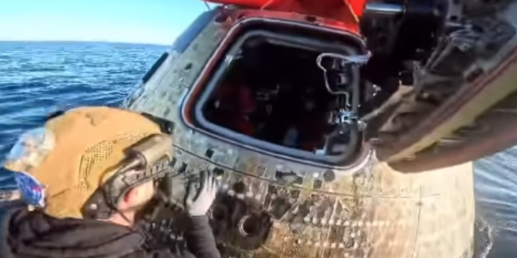 Vídeo mostra primeiros momentos da Artemis II ao chegar na Terra; VEJA