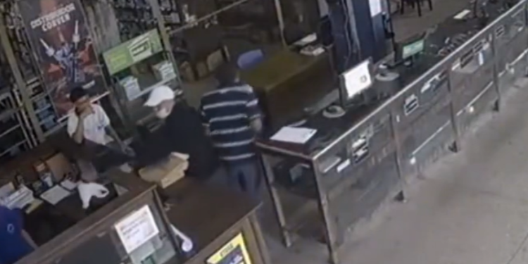 Vídeo mostra assalto a loja de autopeças no bairro Cachoeirinha em Manaus; VEJA