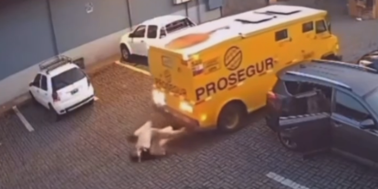 VÍDEO: carro-forte atropela mulheres em estacionamento de Shopping