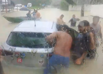 VÍDEO: avenida de Manaus vira ‘rio’ com carro preso e canoa ‘navegando’