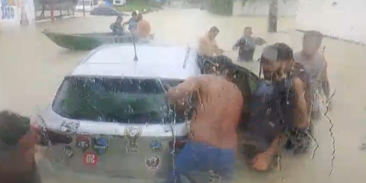 VÍDEO: avenida de Manaus vira ‘rio’ com carro preso e canoa ‘navegando’