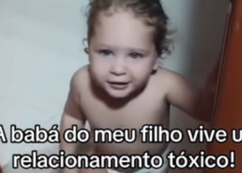 Criança não dá trégua à babá nem no banheiro e vídeo viraliza: “Oi, tia”