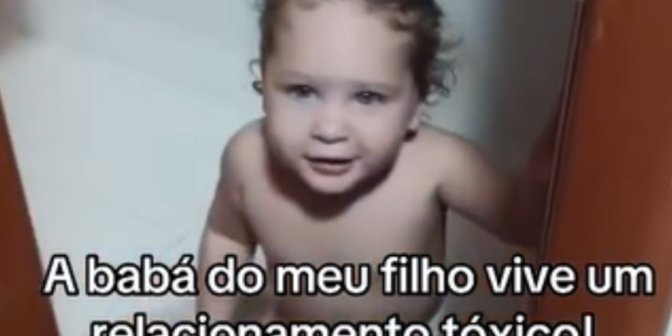 Criança não dá trégua à babá nem no banheiro e vídeo viraliza: “Oi, tia”