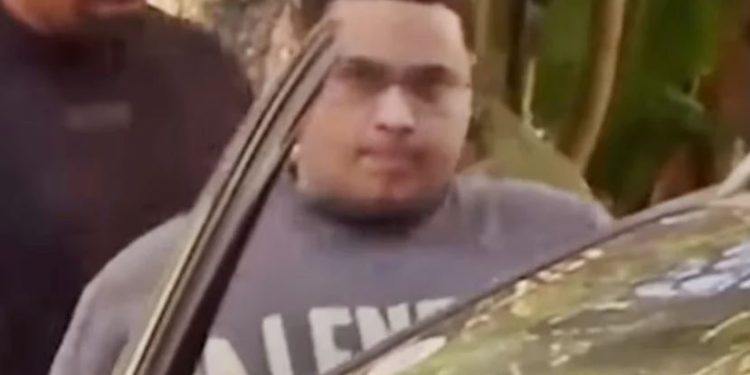 Preso pela PF, MC Ryan deixa IML com camiseta de grife de R$ 11 mil