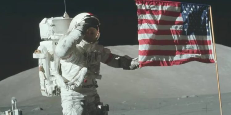 O que aconteceu com as bandeiras deixadas pelos astronautas na Lua?