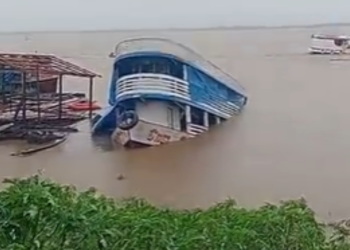 VÍDEO: barco afunda na orla de Manacapuru em meio às fortes chuvas