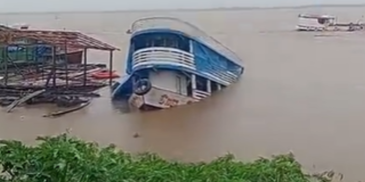 VÍDEO: barco afunda na orla de Manacapuru em meio às fortes chuvas