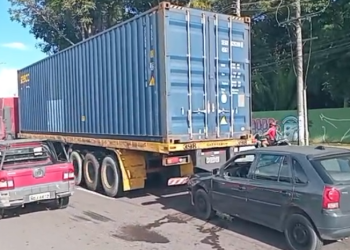 VÍDEO: carro colide na traseira de carreta na Bola do Coroado em Manaus