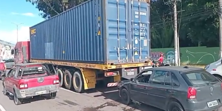 VÍDEO: carro colide na traseira de carreta na Bola do Coroado em Manaus