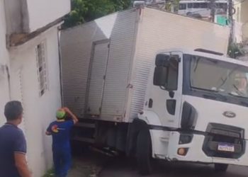 VÍDEO: caminhão perde controle em ladeira e invade casa em Manaus