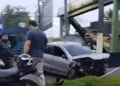 Carro colide com pilastra e afeta trânsito na Torquato Tapajós em Manaus; VEJA