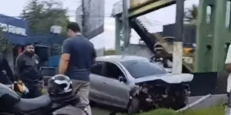Carro colide com pilastra e afeta trânsito na Torquato Tapajós em Manaus; VEJA