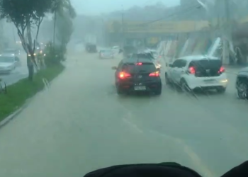 Chuva em Manaus tem alerta para risco severo de alagamentos neste sábado