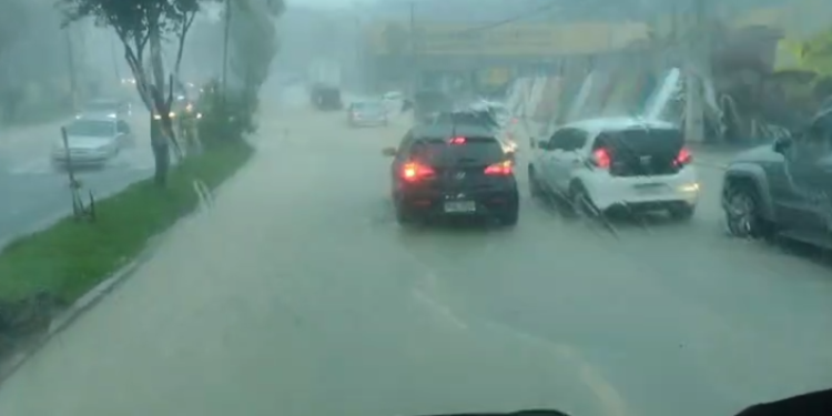Chuva em Manaus tem alerta para risco severo de alagamentos neste sábado