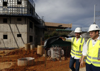 Cidade reforça importância da moradia digna ao visitar obras do Residencial Compensa