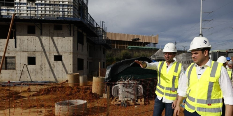 Cidade reforça importância da moradia digna ao visitar obras do Residencial Compensa