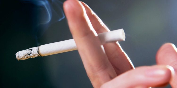 Reino Unido aprova lei que proíbe jovens de fumar para sempre