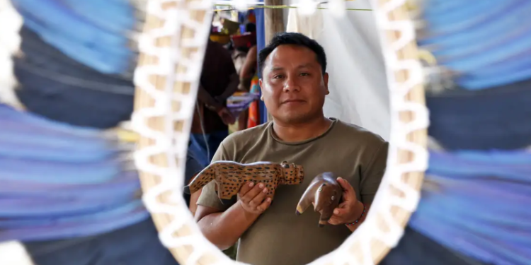 Indígenas relatam que desmatamento impacta produção de cocares