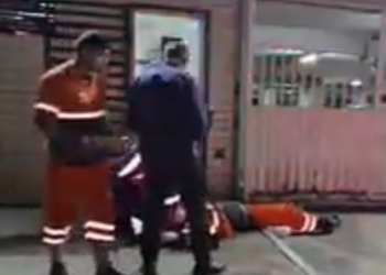 Coletor de lixo fica ferido ao ter a perna prensada por caminhão em Manaus