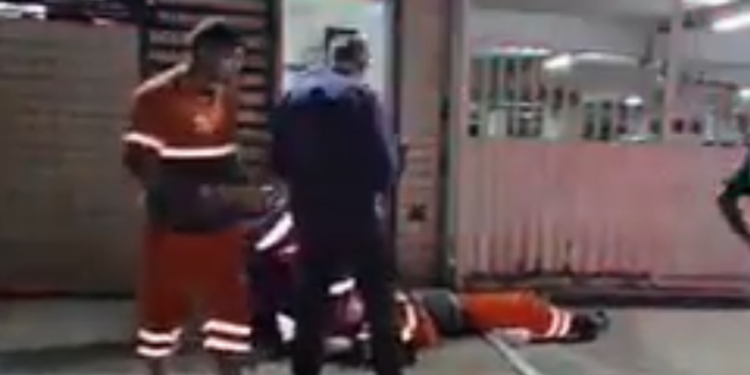 Coletor de lixo fica ferido ao ter a perna prensada por caminhão em Manaus