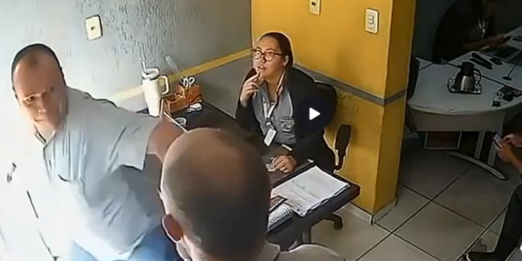 VÍDEO: discussão por coroa de flores termina em agressão dentro de funerária