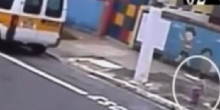 VÍDEO: van escolar esquece criança de 2 anos em calçada na porta da creche