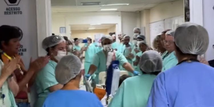 VÍDEO: emoção marca despedida de menino doador de órgãos após morte