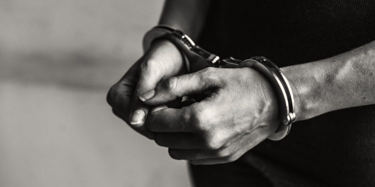 Jovem é preso por perseguir e tentar relação amorosa com a própria tia