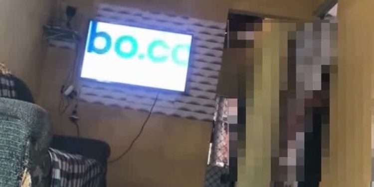 VÍDEO: mulher denuncia próprio pai por espionar ela e filha no banho