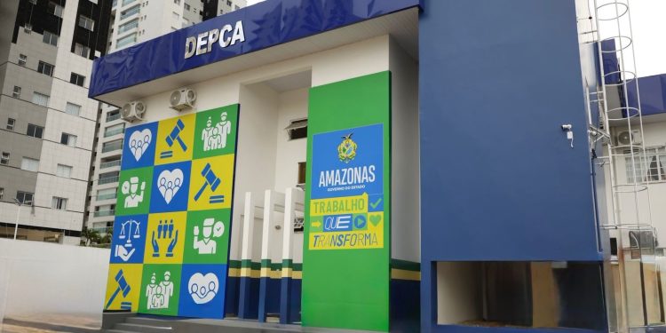 Mãe faz denúncia e padrasto é preso por abusar de enteada PCD em Manaus