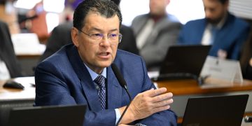 Eduardo Braga cobra solução para cortes de voos no Amazonas