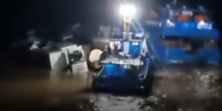 VÍDEO: balsa empurrador sai de Manaus e naufraga próximo a Santarém