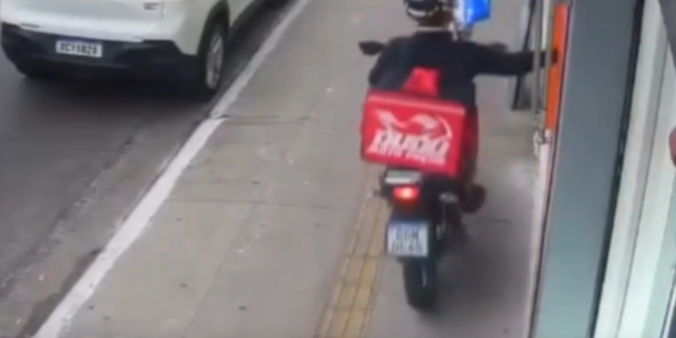 VÍDEO: falso entregador de APP invade calçada e rouba celular de mulher