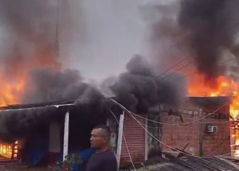 Famílias perdem tudo após incêndio destruir casa e mercadinho no AM