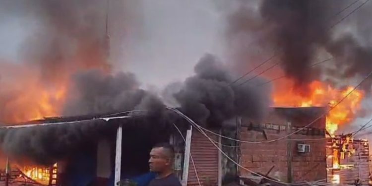 Famílias perdem tudo após incêndio destruir casa e mercadinho no AM