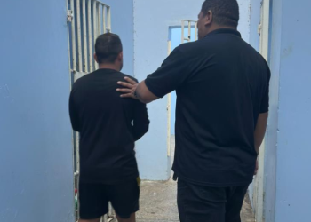 VÍDEO: filho é preso após agredir pai idoso com golpes de vassoura no AM